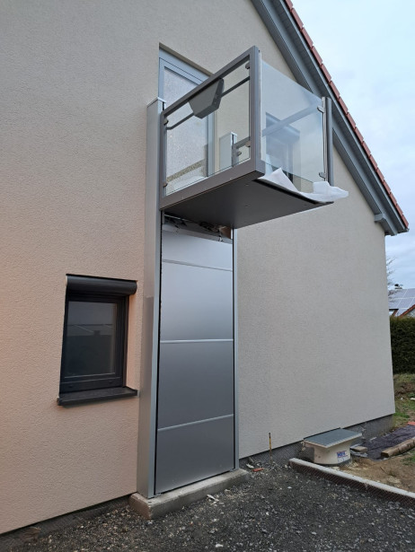 unaporte in eppingen mit isolierter gebaeudetuere an oberer haltestelle