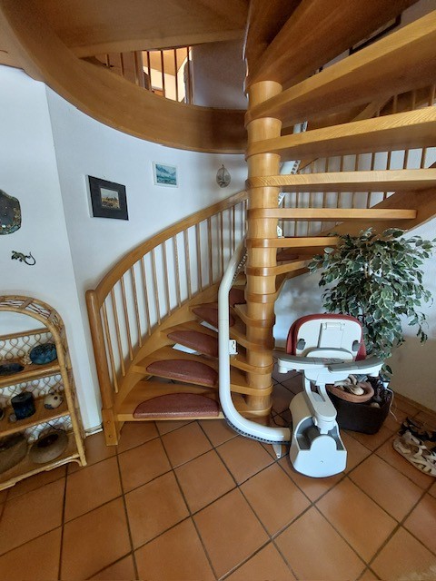 wendeltreppe treppenlift flow x stufenlos geklappter sitz