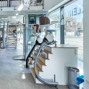 Flow X Treppenlift in der Ausstellung des STUFENLOS Lift-Zentrums.