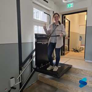 Judith Gress (BUDZINSKI + RITZER) auf dem Ascendor PLG7 Plattformlift im Projekt Neustadt an der Weinstraße