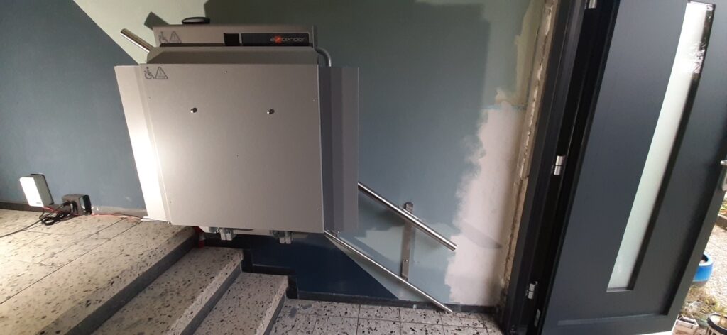 Plattformlift PLG 7 im Eingangsbereich – Zuschuss Pflegekasse Karlsruhe