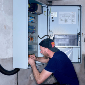 Techniker beim Elektrokasten Kleinaufzug