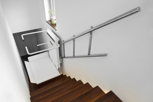 der_gerade_rollstuhllift_bietet_clevere_detailloesungen