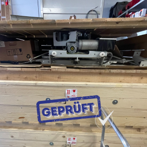 Liftanlage in Holzkiste im Lager von STUFENLOS vor dem Transport zur Montage - geprüft