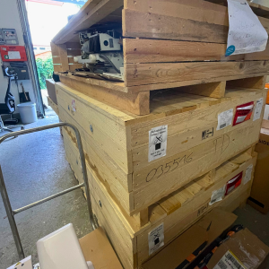 Liftanlage in Holzkiste im Lager von STUFENLOS vor dem Transport zur Montage