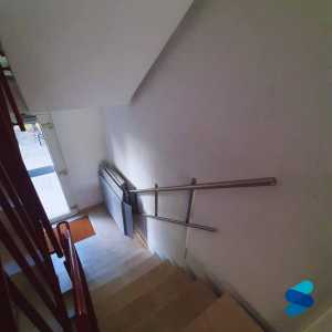 plg 7 Plattformlift im Mehrfamilienhaus geschlossen platzsparend