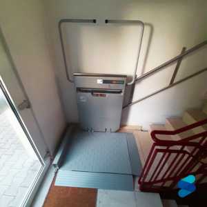 plg 7 Plattformlift im Mehrfamilienhaus offen