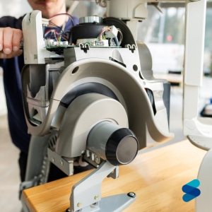 Aufbereitung eines gebrauchten Treppenlifts durch einen erfahrenen Servicetechniker.
