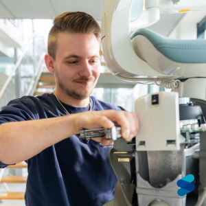 Wartung eines Treppenlifts durch einen STUFENLOS Servicetechniker in der eigenen Werkstatt.