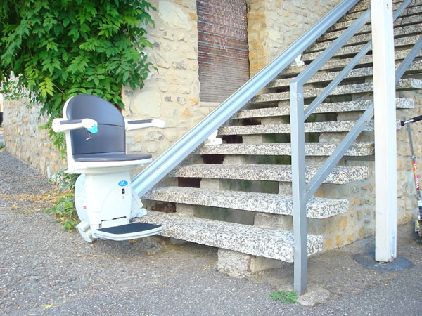 der treppenlift aussen laeuft bei sonne und regen