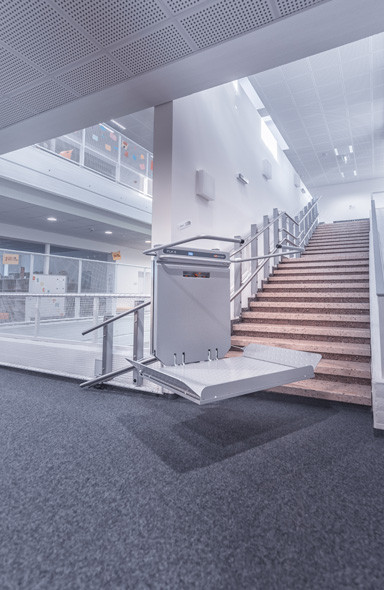 ein rollstuhllift ueberwindet auch schwierige strecken