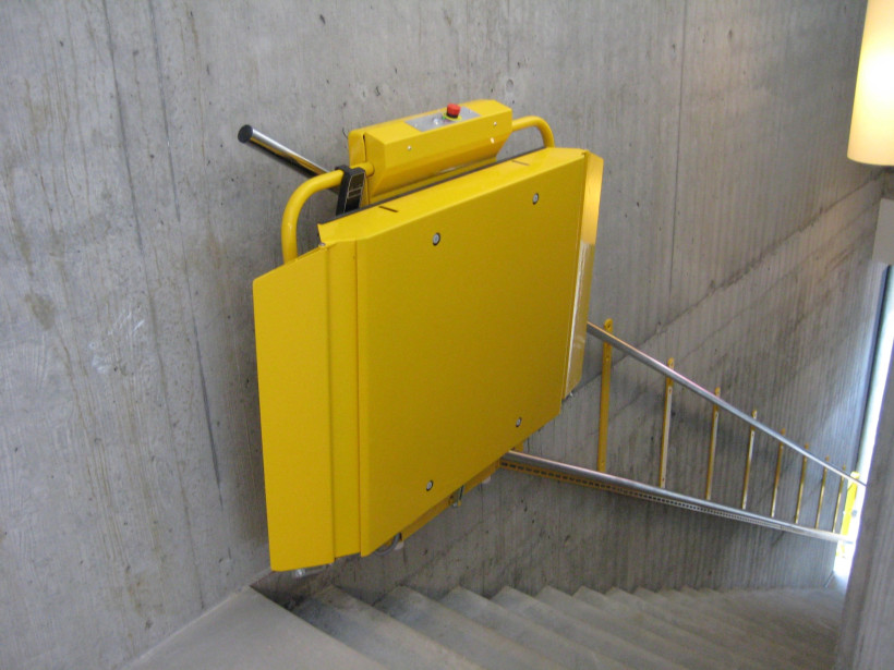 rollstuhllift aussen gerade