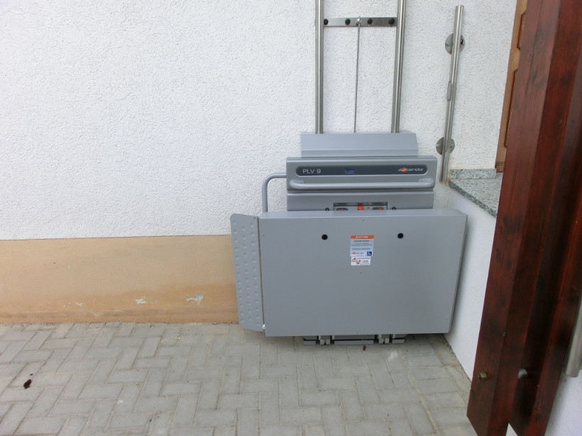 rollstuhllift aussen senkrecht stufenlos