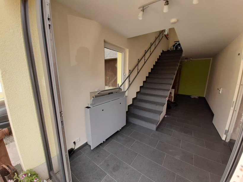 rollstuhllift gerade treppe stufenlos