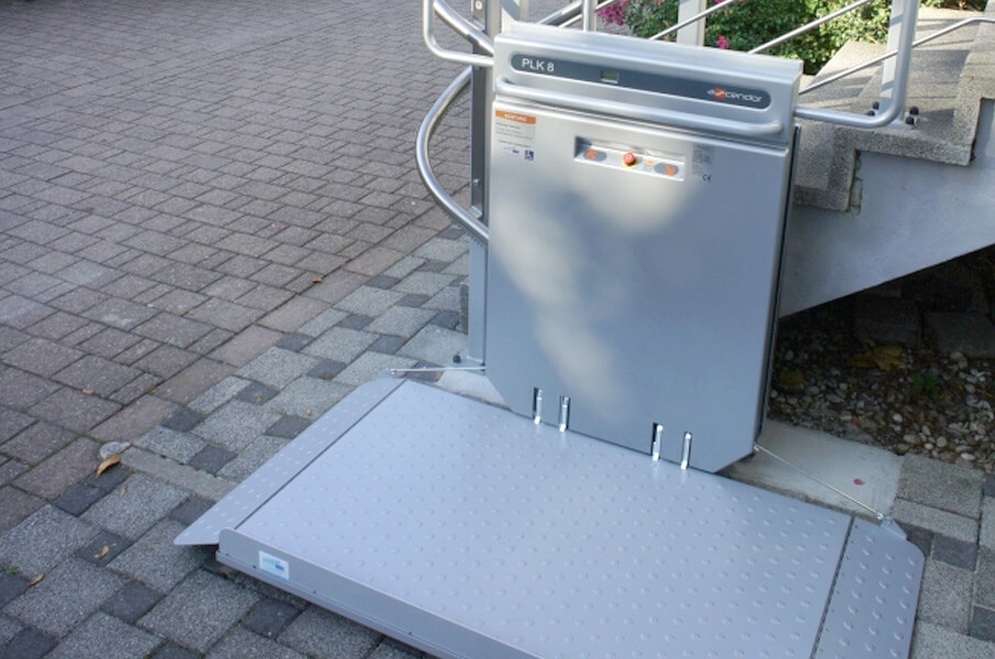 unsere rollstuhllift kundin fuehlt sich bei stufenlos gut aufgehoben