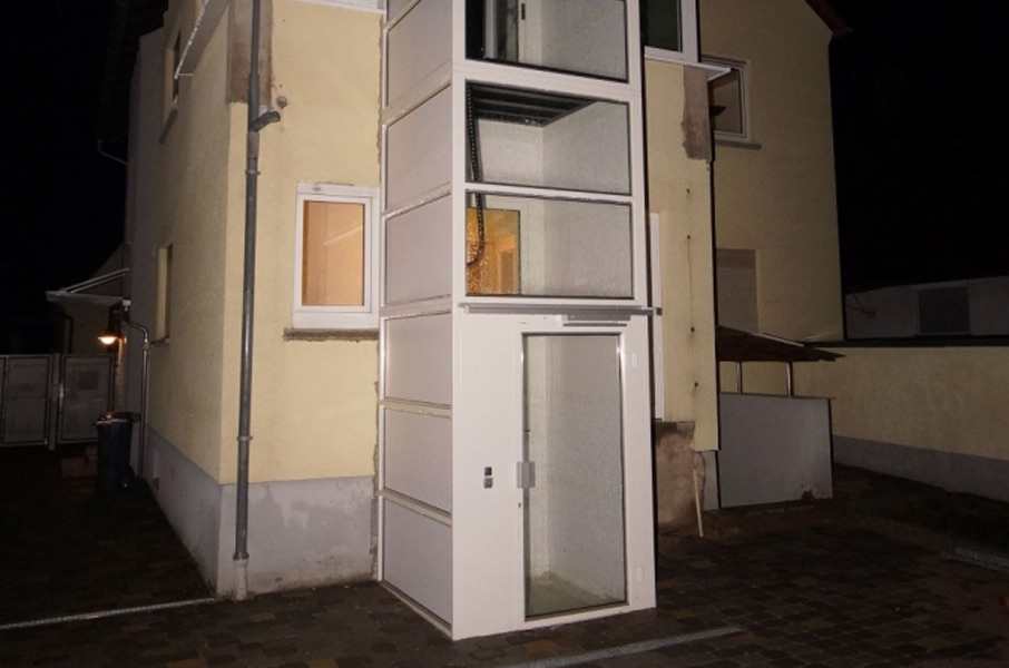 aussen am gebaude spart der kleinaufzug platz