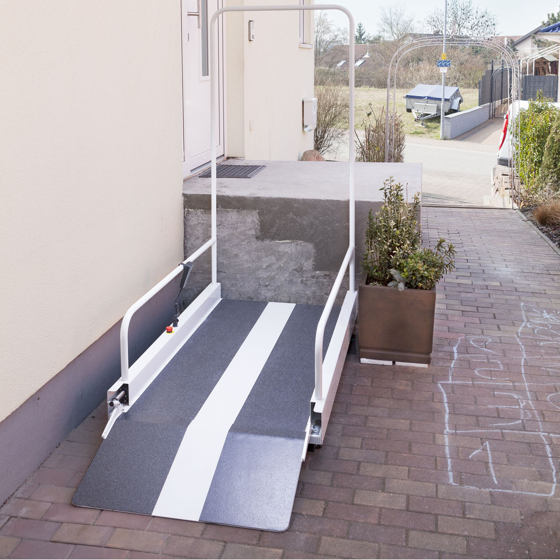 bild0 lehner liftboy aussenlift rollstuhl 1