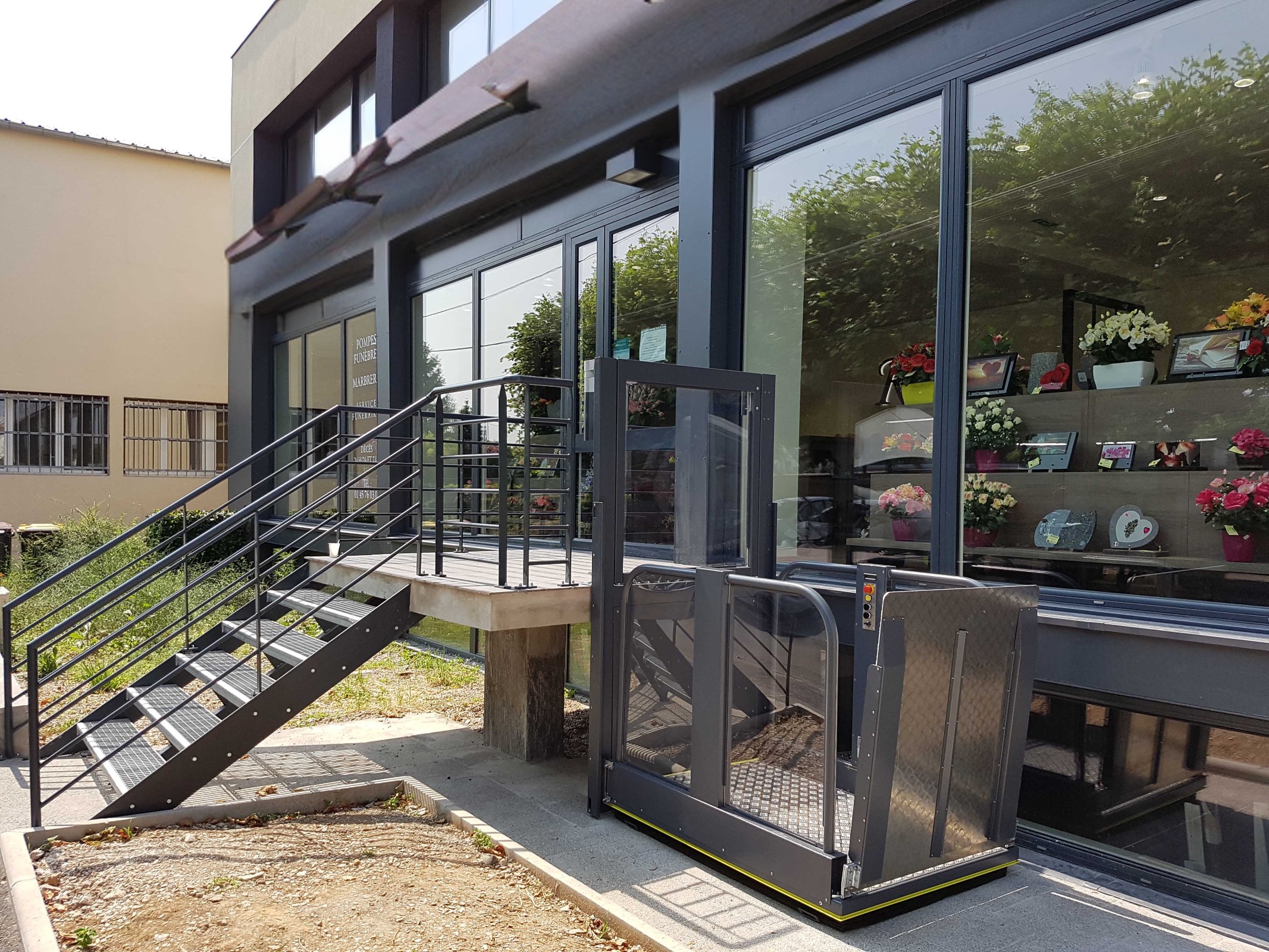 liftboy typ 5 mit automatischer auffahrrampe und sicherheitstuere oben   bearbeitet