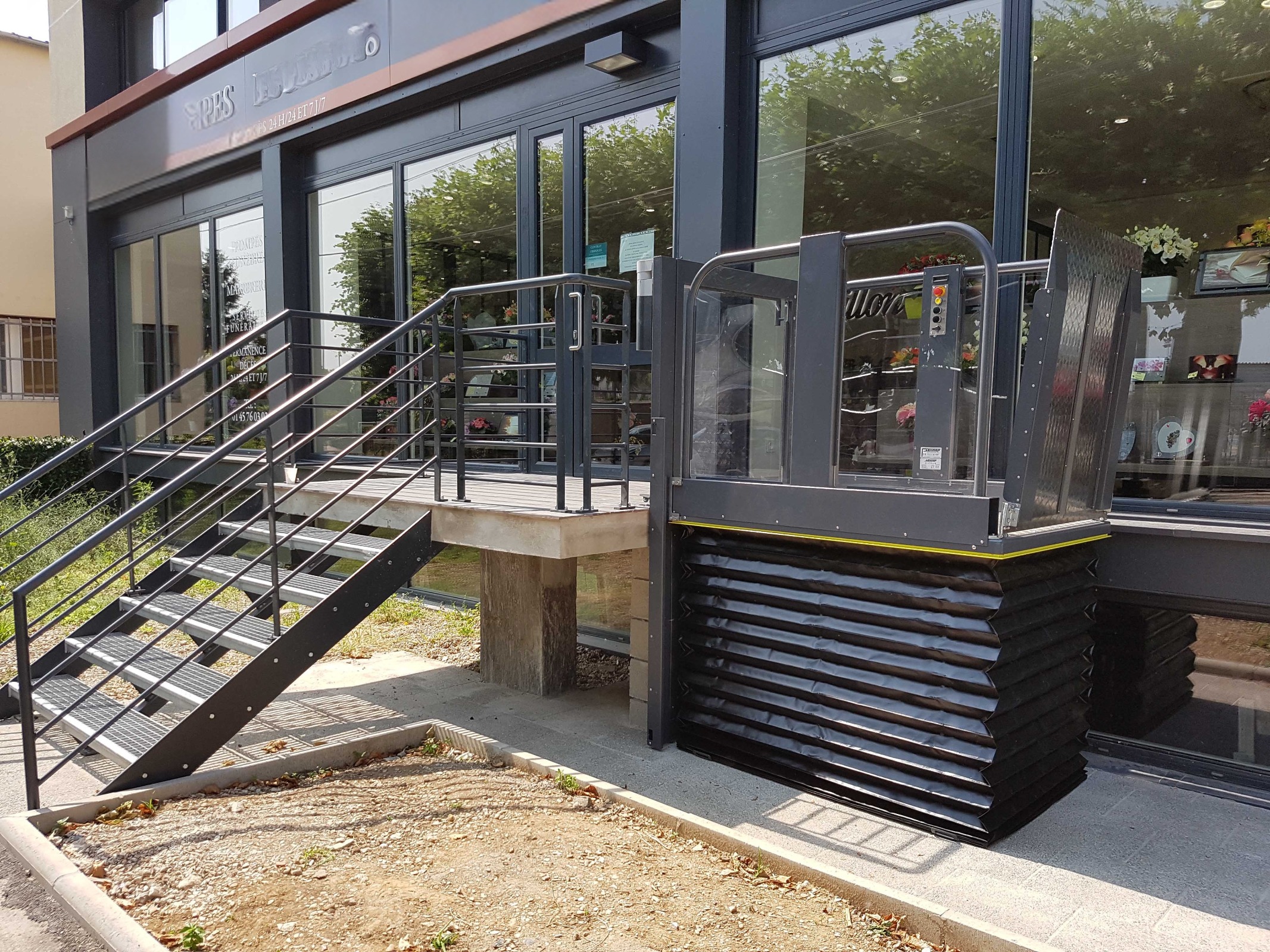 liftboy typ 5 ohne schachtelemente der seitlich podest anfaehrt   bearbeitet