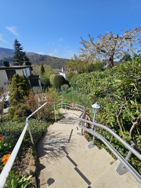 treppenlift alpha outdoor startposition mit blick auf die kirche im tal stufenlos