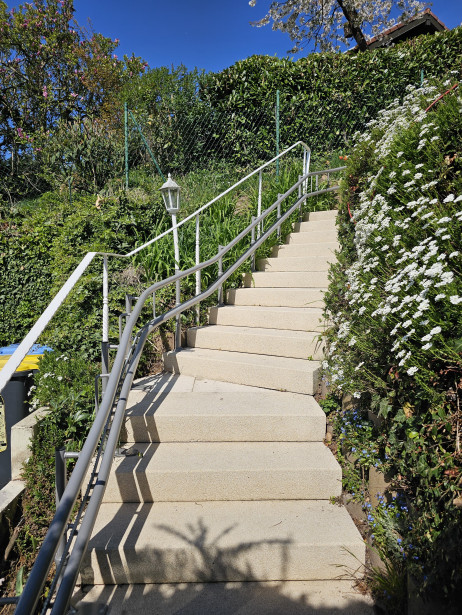 treppenlift alpha outdoor unterer treppenbereich mit fuehrungsschiene