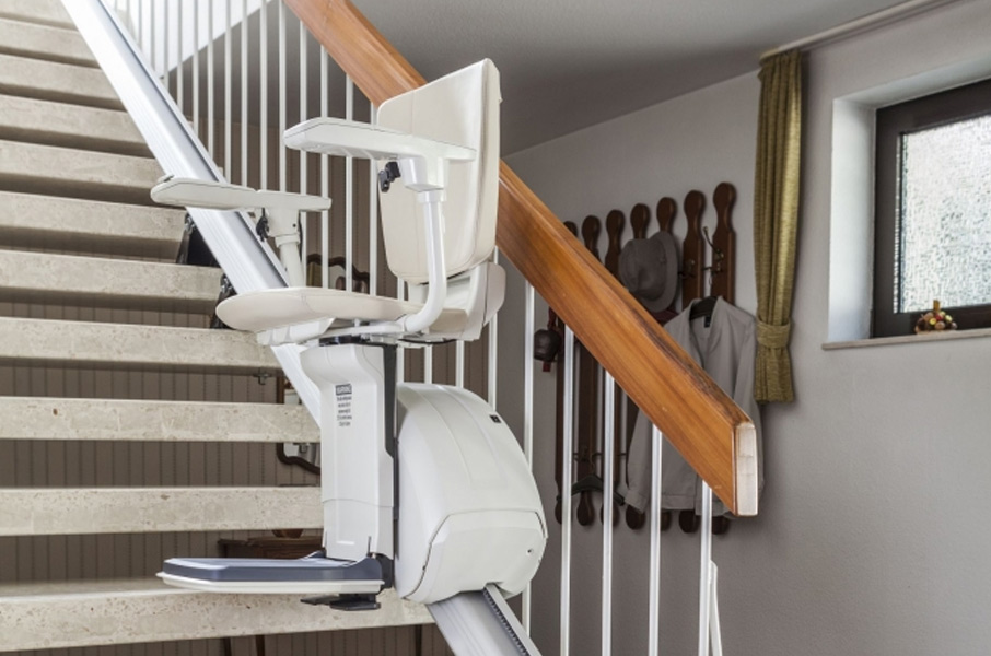 der treppenlift ueberwindet die gerade treppe muehelos
