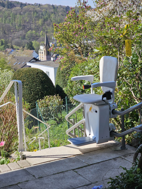 kurviger treppenverlauf mit alpha outdoor lift gartenanlage mit fernblick stufenlos