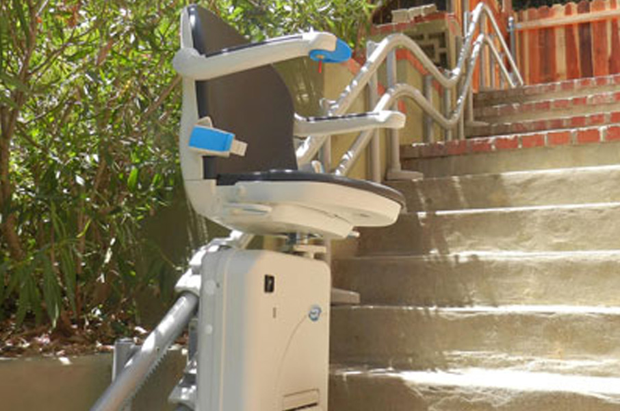 mit einem treppenlift ist ihr garten wieder erreichbar